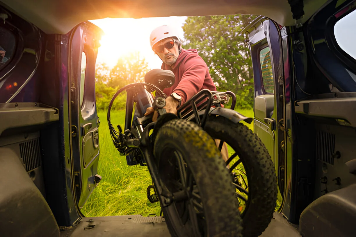 Folding vs Standard E-Bikes: Which Fits City Living Best?